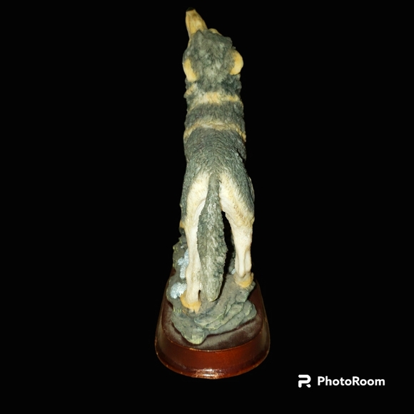 Vintage Textured Resin Gray Howling Timber Wolf Statue - Picture 2 of 10
